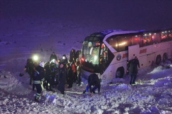 Türkiyədə sərnişin avtobusu dərəyə aşıb, 30 nəfər xəsarət alıb