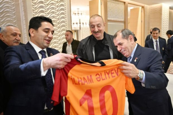 “Qalatasaray” futbol klubunun rəhbəri Prezident İlham Əliyevə xatirə hədiyyələri tədqim edib