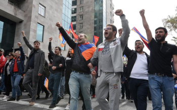 44 günlük müharibə həlak olan hərbiçilərin valideynləri Ermənistan hökumətini istefaya çağırırlar.