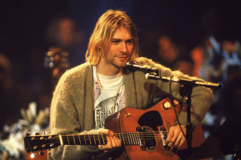 Kurt Kobeynin sınmış gitarası 596 900 dollara satıılıb