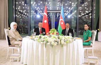 Bakıda Türkiyə Prezidenti Rəcəb Tayyib Ərdoğanın və birinci xanım Əminə Ərdoğanın şərəfinə dövlət ziyafəti verilir