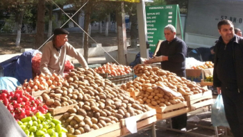 Bakının “yolkəsənlər”i: Səkini meyvə-tərəvəz satanlar, piyada keçidini taksilər zəbt ediblər